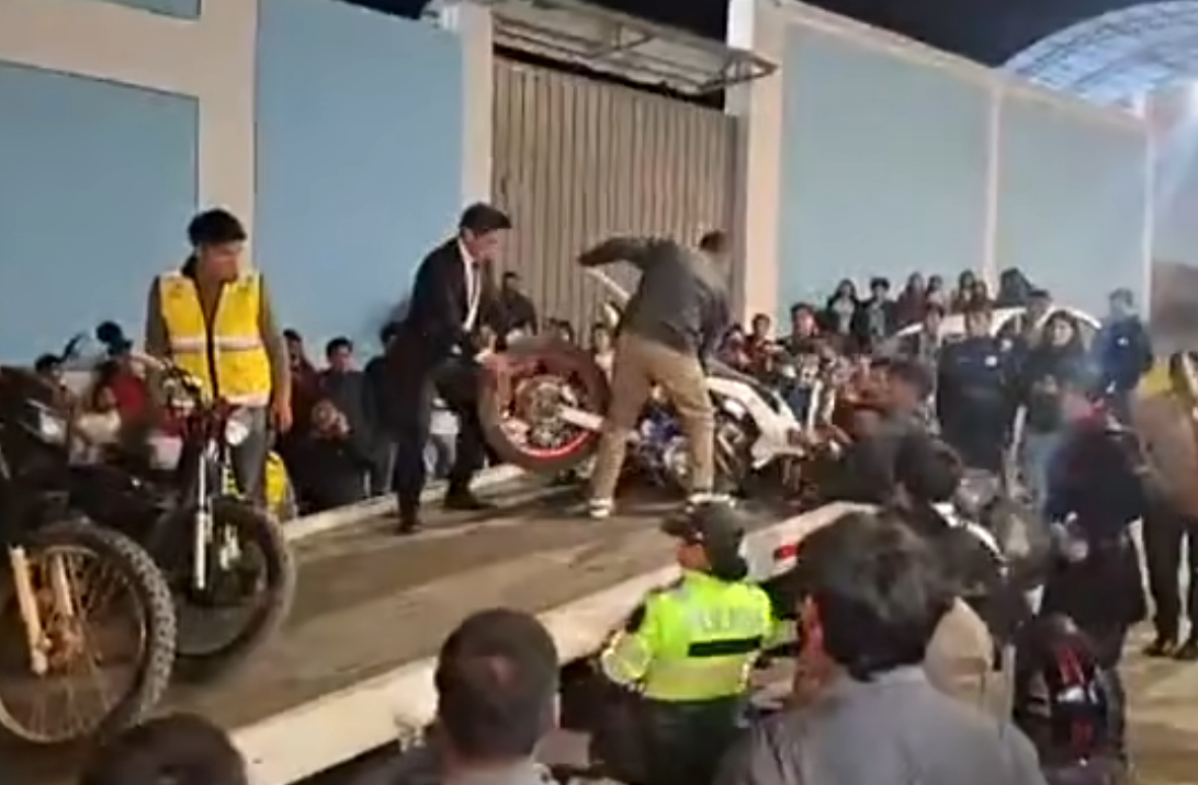 ESTUDIANTES DE LA UTEA IMPIDEN RETIRO DE SUS MOTOS CON GRÚA MUNICIPAL